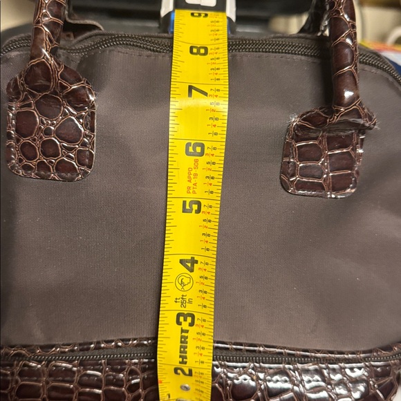 Lunch box with pink cancer ribbon pulls. - Picture 8 of 9